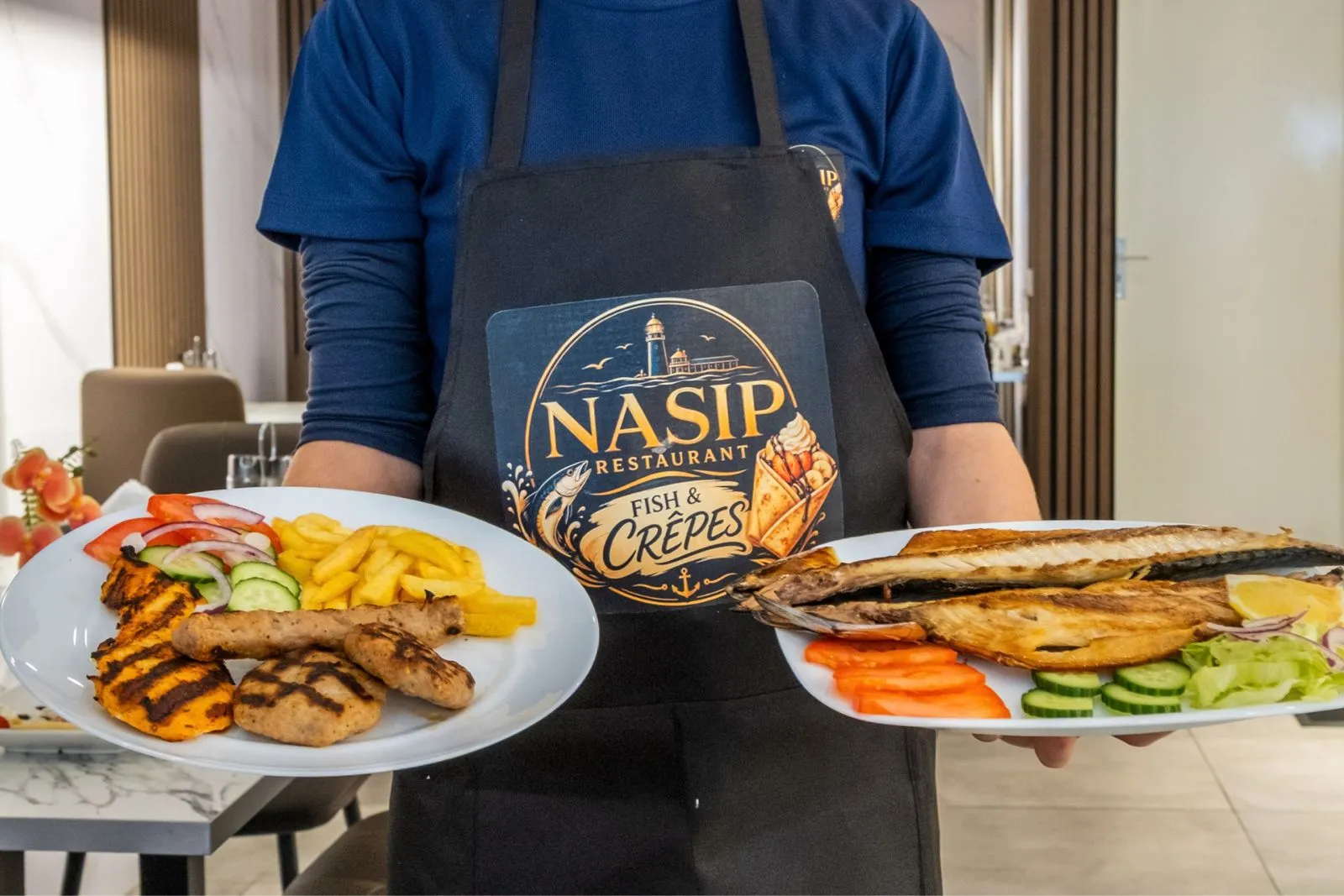 Reni met een bord kebabche en köfte van de Bulgaarse grill en een bord gegrilde makreel